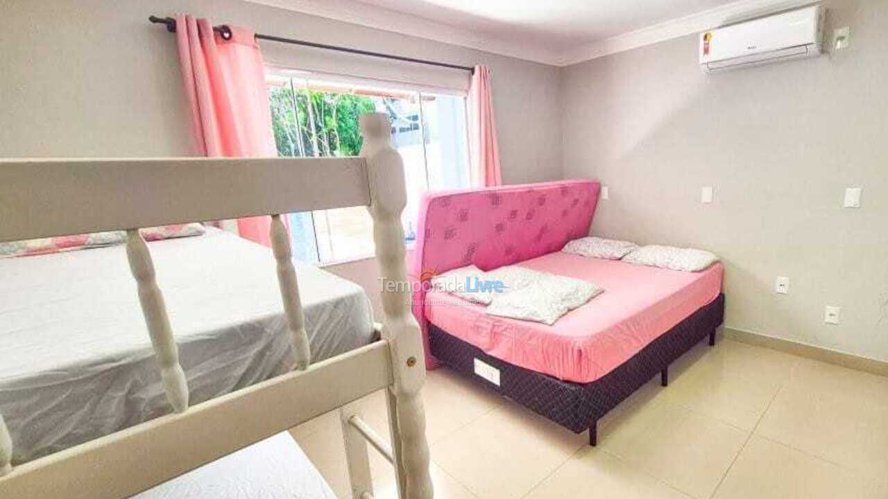 Casa para aluguel de temporada em Bombinhas (Praia de Bombas)