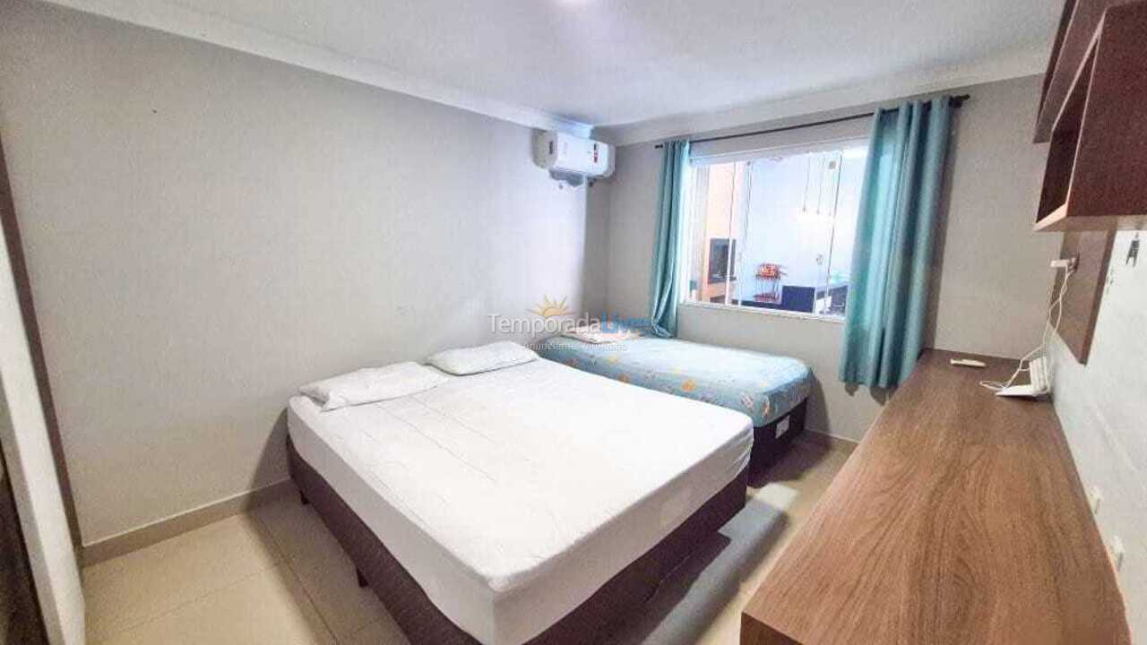 Casa para aluguel de temporada em Bombinhas (Praia de Bombas)