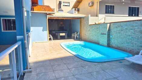 LINDA CASA COM PISCINA 🏊🏻‍♂️ 04 QUARTOS, 13 PESSOAS EM BOMBAS