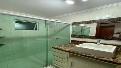 LINDO APARTAMENTO EM MEIA PRAIA ITAPEMA