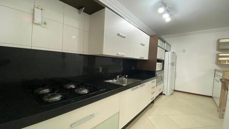 LINDO APARTAMENTO EM MEIA PRAIA ITAPEMA