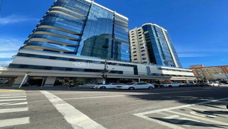 Apartamento com 3 suites em Meia Praia, Frente Avenida com Vista Mar