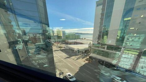 Apartamento com 3 suites em Meia Praia, Frente Avenida com Vista Mar