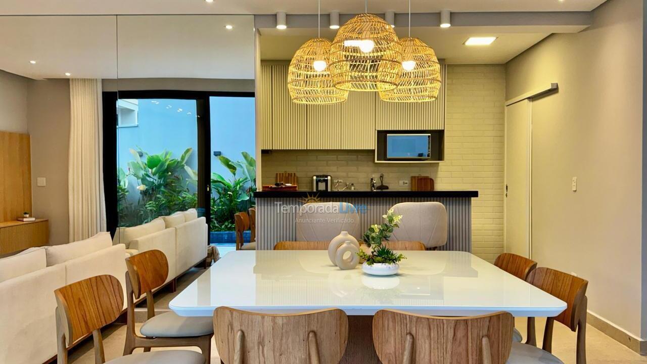 Casa para aluguel de temporada em São Sebastião (Praia da Baleia)