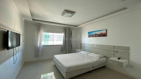 Apartamento com 02 suítes frente avenida com uma vista panorâmica.