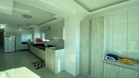Apartamento com 02 suítes frente avenida com uma vista panorâmica.