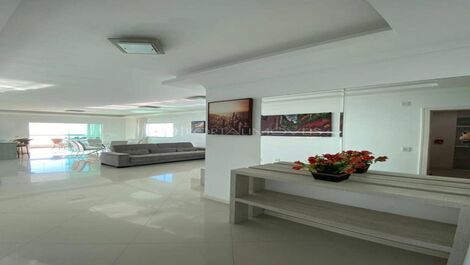 Apartamento com 02 suítes frente avenida com uma vista panorâmica.
