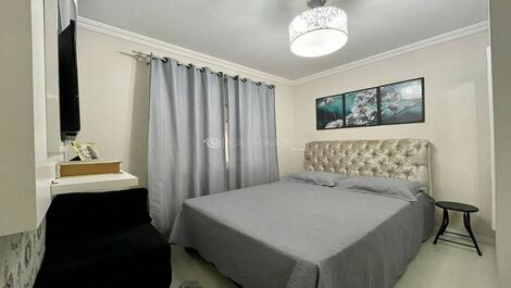Lindo apartamento com 2 dormitórios na Meia Praia