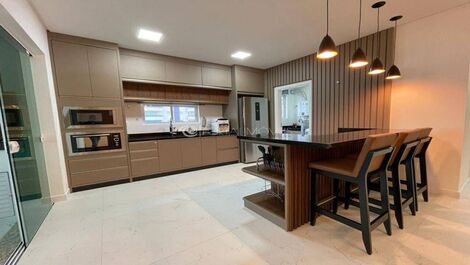 Golden Home - 3 suites for seasonal rental in Meia Praia/SC