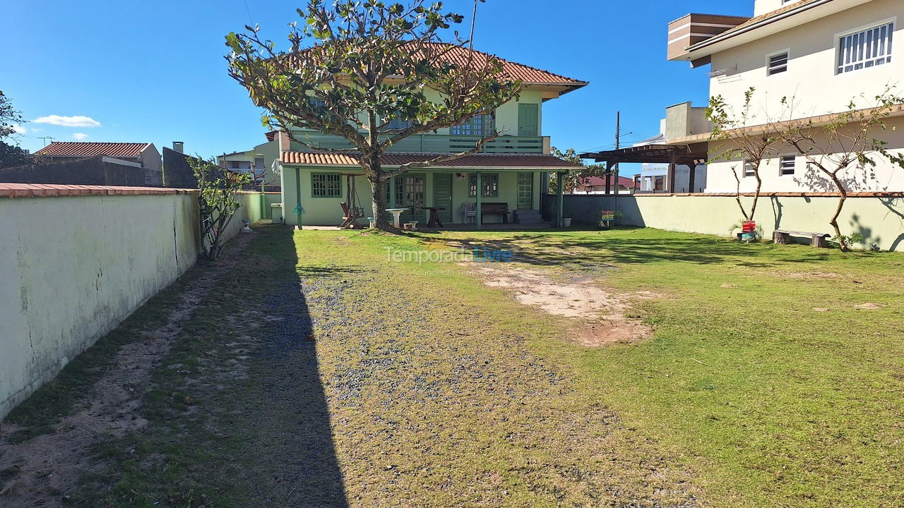 Casa para aluguel de temporada em São Francisco do Sul (Praia do Ervino)