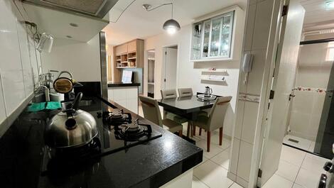 APARTAMENTO PARA 5 PESSOAS NA QUADRA DO MAR EM MEIA PRAIA