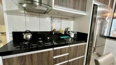 APARTAMENTO PARA 5 PESSOAS NA QUADRA DO MAR EM MEIA PRAIA