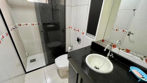 APARTAMENTO PARA 5 PESSOAS NA QUADRA DO MAR EM MEIA PRAIA