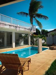 Preciosa casa cerca de la playa con zona de ocio y amplia piscina.
