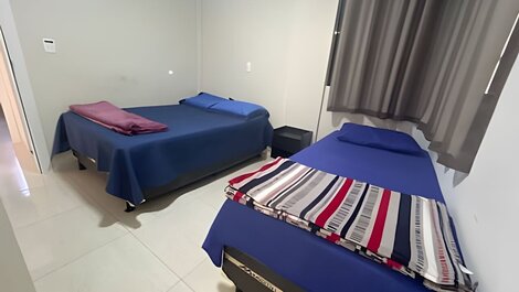 Para 10 pessoas, 03 quartos ar condicionado e ventilador, garagem,...