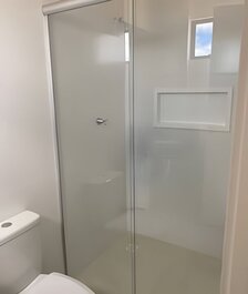 Para 10 pessoas, 03 quartos ar condicionado e ventilador, garagem,...