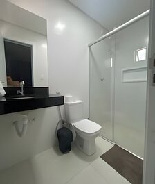 Para 10 pessoas, 03 quartos ar condicionado e ventilador, garagem,...