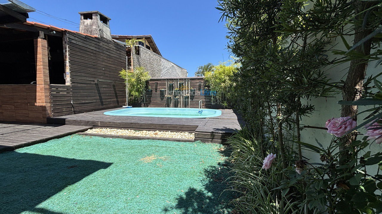 Casa para aluguel de temporada em Bombinhas (Praia de Bombas)