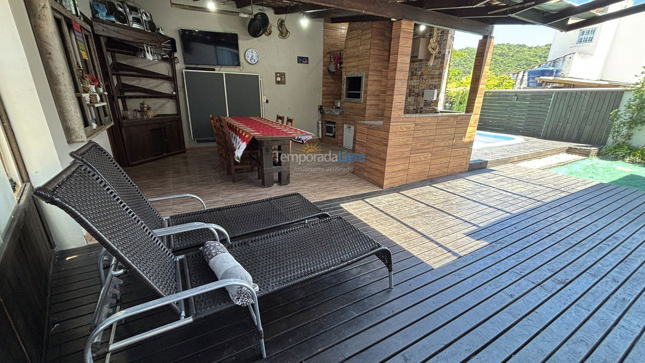 Casa para aluguel de temporada em Bombinhas (Praia de Bombas)