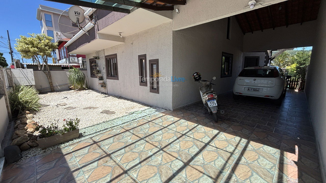 Casa para aluguel de temporada em Bombinhas (Praia de Bombas)
