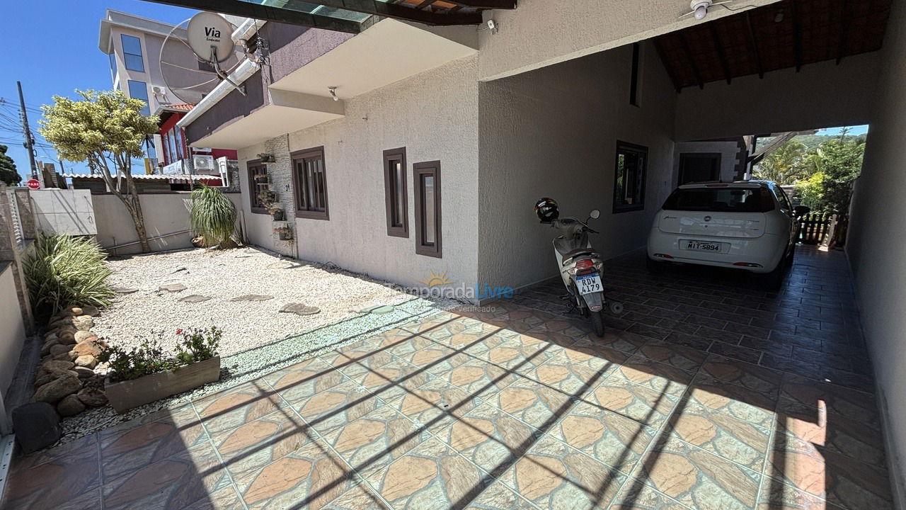 Casa para aluguel de temporada em Bombinhas (Praia de Bombas)