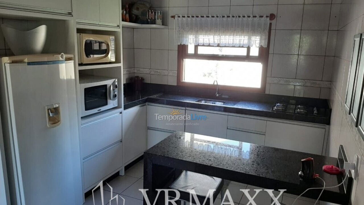 Casa para aluguel de temporada em Bombinhas (Praia de Zimbros)
