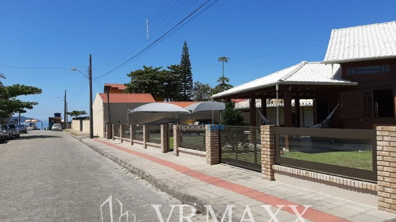 Casa para aluguel de temporada em Bombinhas (Praia de Zimbros)