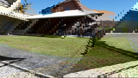 Linda Casa a 100 Metros da Praia de Zimbros