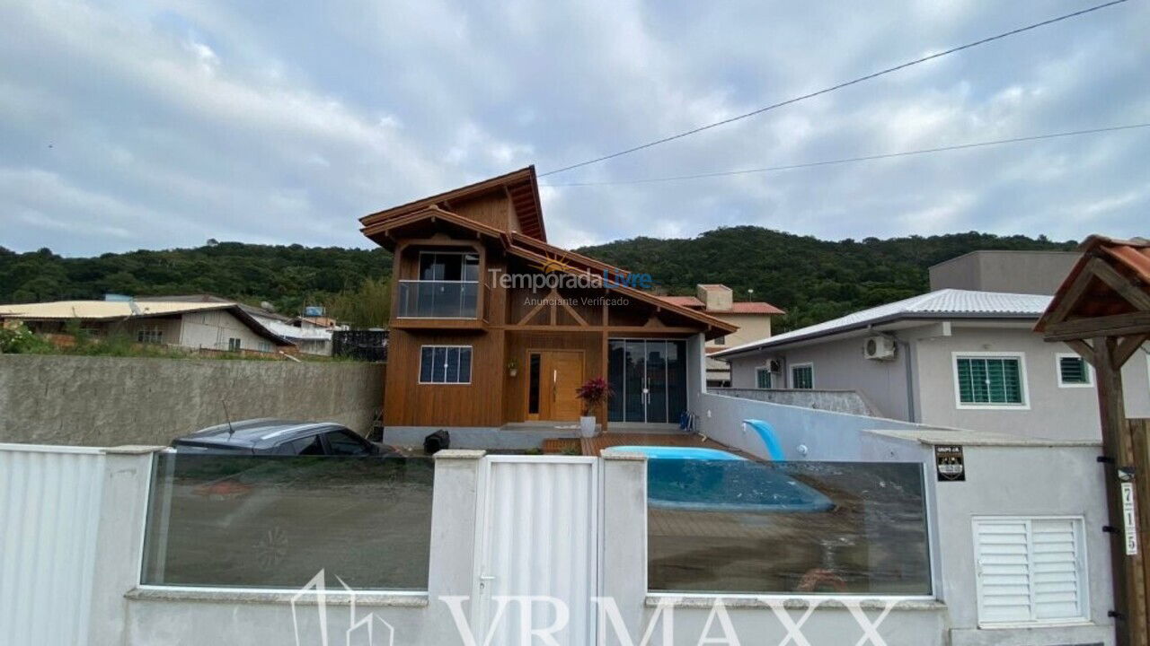 Casa para aluguel de temporada em Bombinhas (Praia de Bombas)