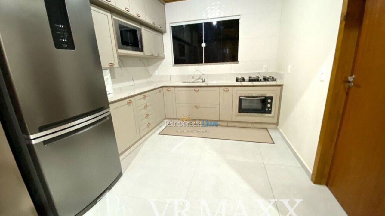 Casa para aluguel de temporada em Bombinhas (Praia de Bombas)