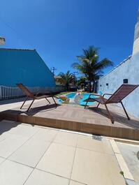 Casa em Cabo Frio 3 suítes com piscina há poucos passos do Mar!
