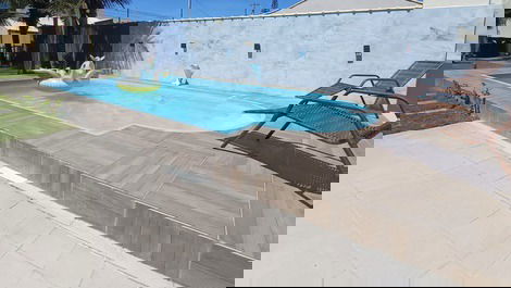 Casa em Cabo Frio 3 suítes com piscina há poucos passos do Mar!