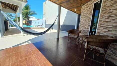 Casa em Cabo Frio 3 suítes com piscina há poucos passos do Mar!