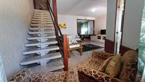 Casa em Cabo Frio 3 suítes com piscina há poucos passos do Mar!