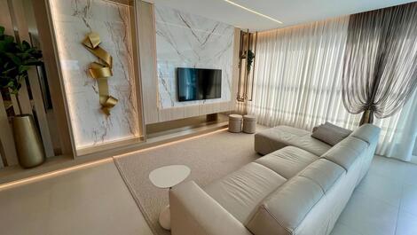 Luxuoso apartamento de alto padrão com 3 suítes em Meia Praia