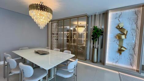 Luxuoso apartamento de alto padrão com 3 suítes em Meia Praia