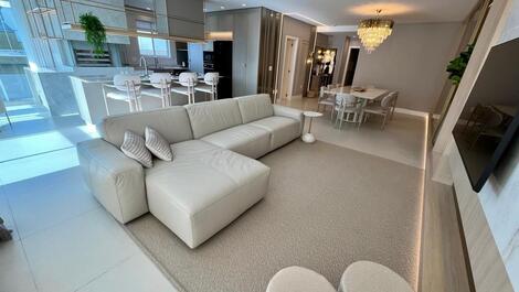 Luxuoso apartamento de alto padrão com 3 suítes em Meia Praia