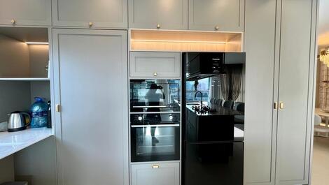Luxuoso apartamento de alto padrão com 3 suítes em Meia Praia
