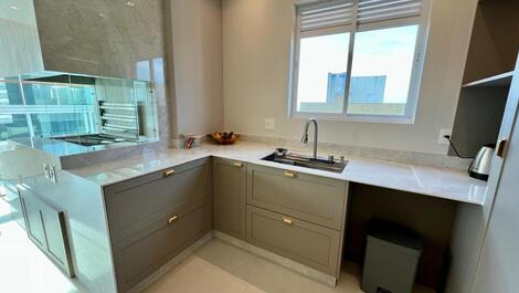 Luxuoso apartamento de alto padrão com 3 suítes em Meia Praia