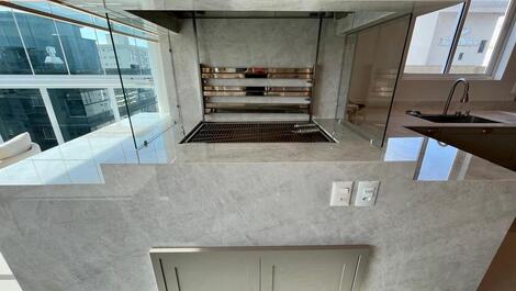 Luxuoso apartamento de alto padrão com 3 suítes em Meia Praia