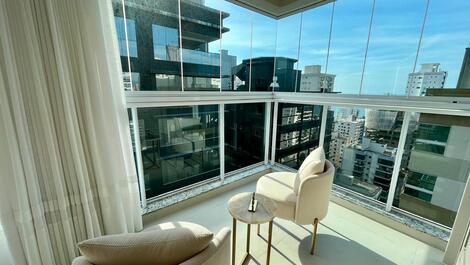 Luxuoso apartamento de alto padrão com 3 suítes em Meia Praia