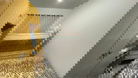 Quarto com cama casal e beliche 