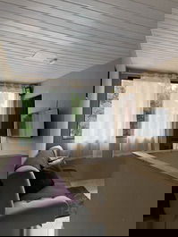 Sala com sofá cama e tb 32 