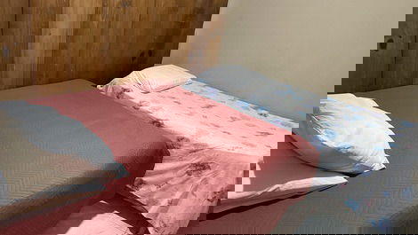 Quarto com cama de casal e de solteiro 