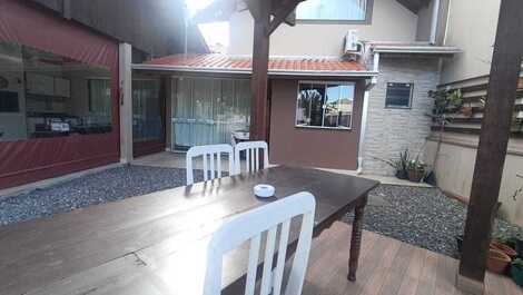 CASA AMPLA COM 4 QUARTOS DE CASAL EM MORRINHOS