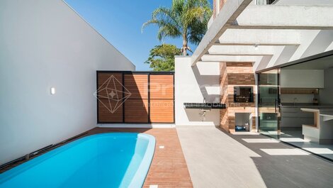Lindo duplex geminado na Praia de Mariscal.