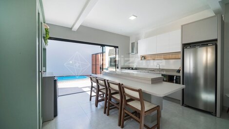 Lindo duplex geminado na Praia de Mariscal.