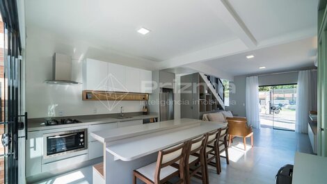 Lindo duplex geminado na Praia de Mariscal.