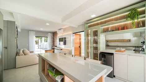 Lindo duplex geminado na Praia de Mariscal.