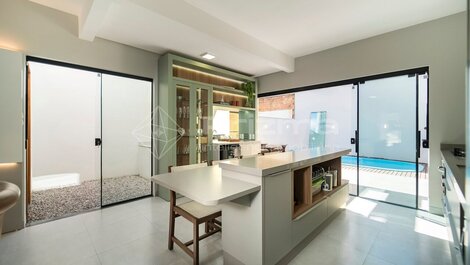 Lindo duplex geminado na Praia de Mariscal.